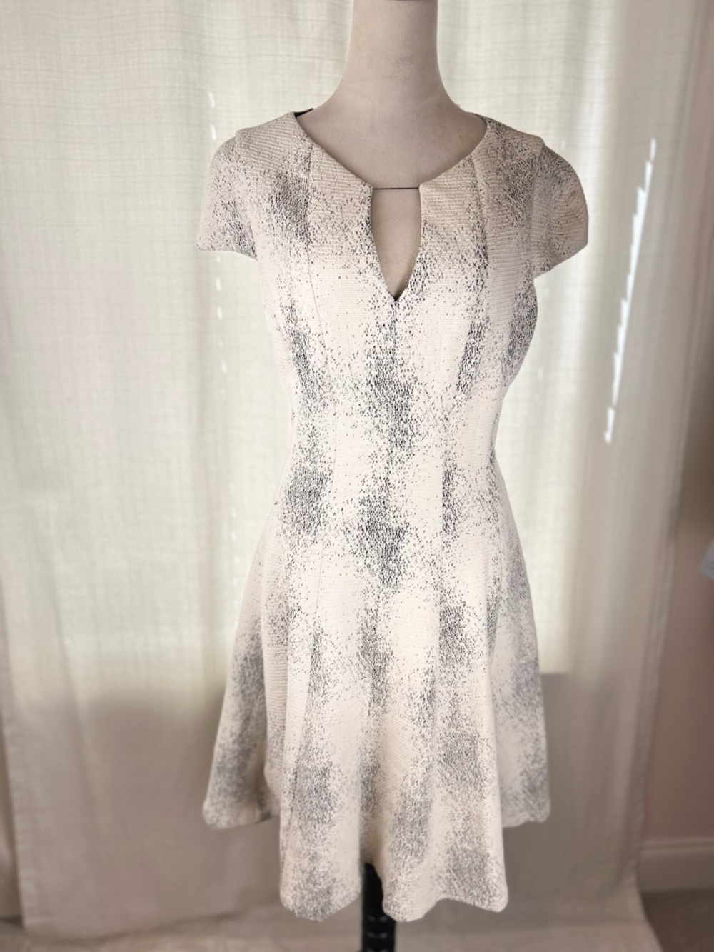 julia jordan Cream‎ and Gray Keyhole Fit-and-Flare Mini Dress